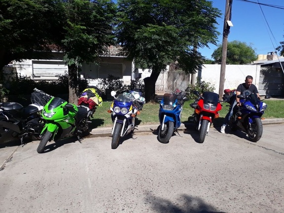 Pali sobre su Yamaha R6 azul junto a motos 600 cc