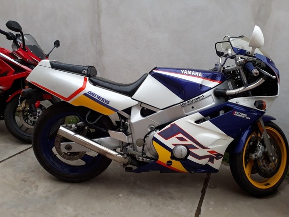 Yamaha FZR 600 de Piter durante una salida en moto