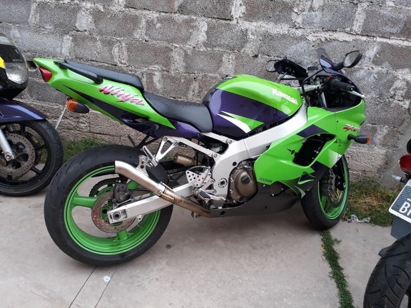 Kawasaki ZX-9 de Pasuso en un encuentro motero