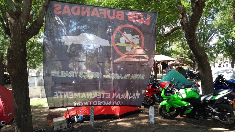 Bandera de Los Bufandas colgada en un encuentro de motos