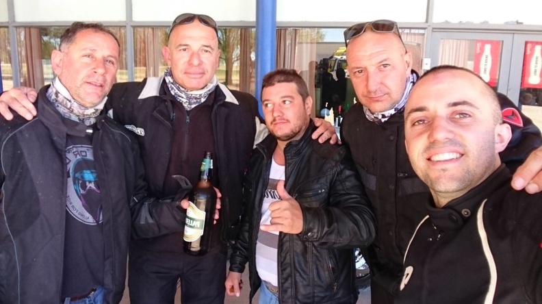 Bufandas reunidos brindando con cerveza después de una rodada