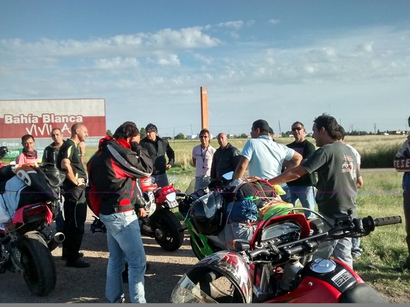 Llegada a Bahía Blanca con motos estacionadas al costado de la ruta