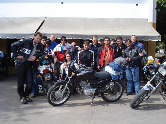 Foto grupal de Los Bufandas en la terminal de Daireaux