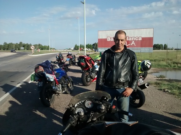 Leo en una rotonda de Bahía Blanca rodeado de motos