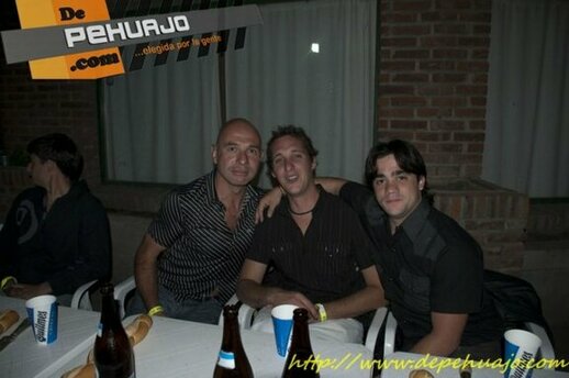 Tres Bufandas abrazados; Pedrito es el de la derecha en la foto