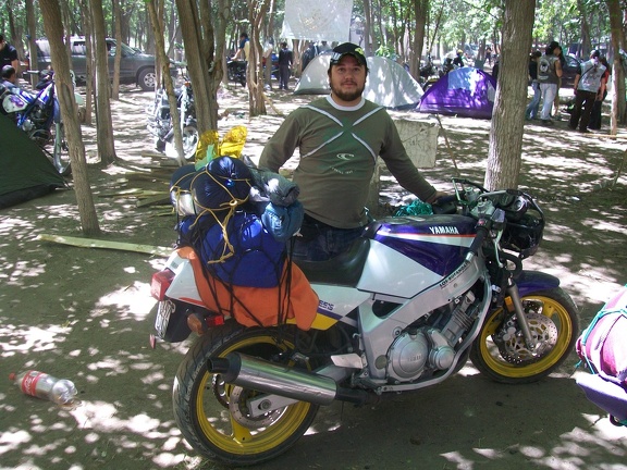 Piter posando con su FZR 600