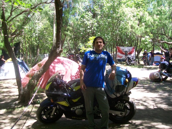 Tati posando con su CBR 600